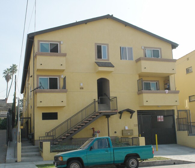 128 S Mountain View Ave in Los Angeles, CA - Building Photo - Building Photo