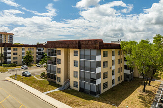 Manors of Inverrary in Lauderhill, FL - Foto de edificio - Building Photo