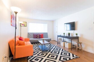 37 Oxford Cir in Belmont, MA - Building Photo - Building Photo