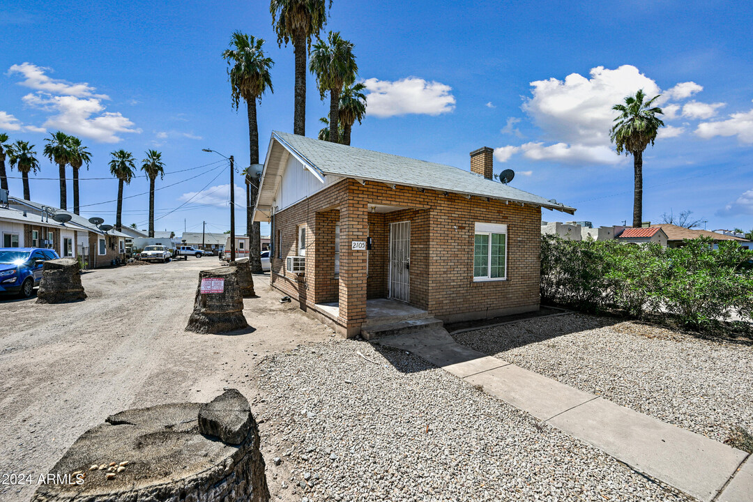 2105 W Monroe St in Phoenix, AZ - Foto de edificio