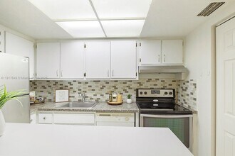 6530 Lake Patricia Dr in Miami Lakes, FL - Building Photo - Building Photo