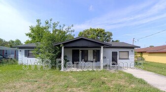 7762 Lake Park Dr in Jacksonville, FL - Building Photo