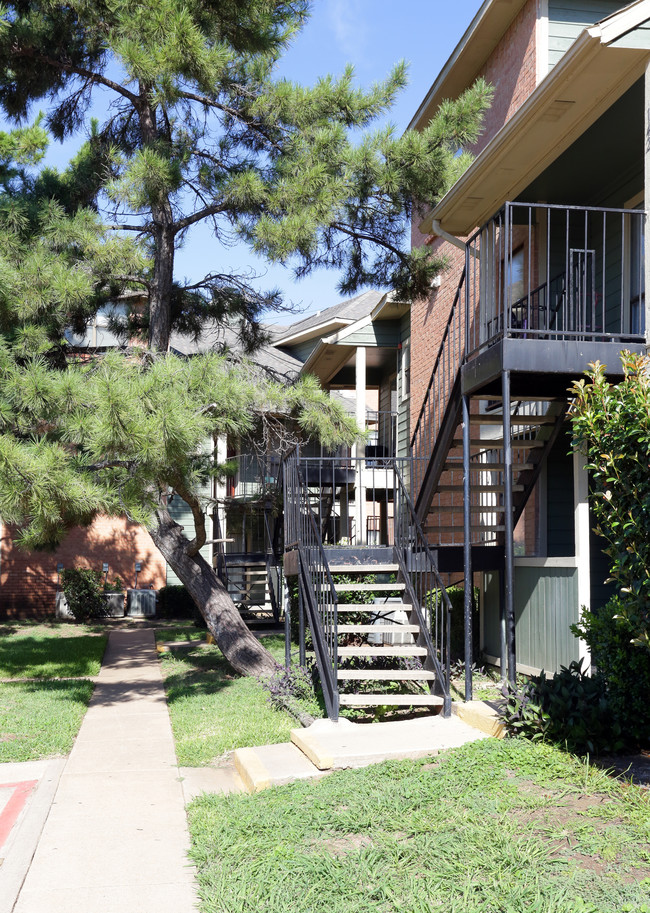 Villa Monterrey Apartments in Fort Worth, TX - Foto de edificio - Building Photo