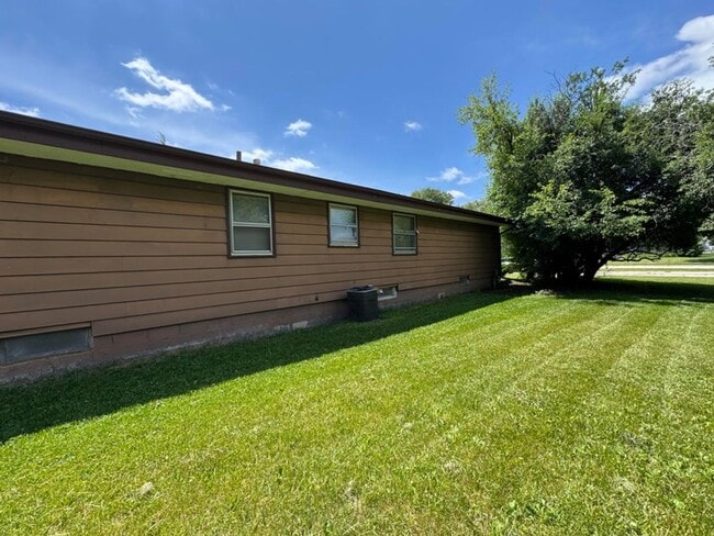 2330 S Brookside Pkwy in New Berlin, WI - Building Photo - Building Photo