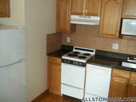 1110 Commonwealth Ave, Unit 509 in Boston, MA - Building Photo