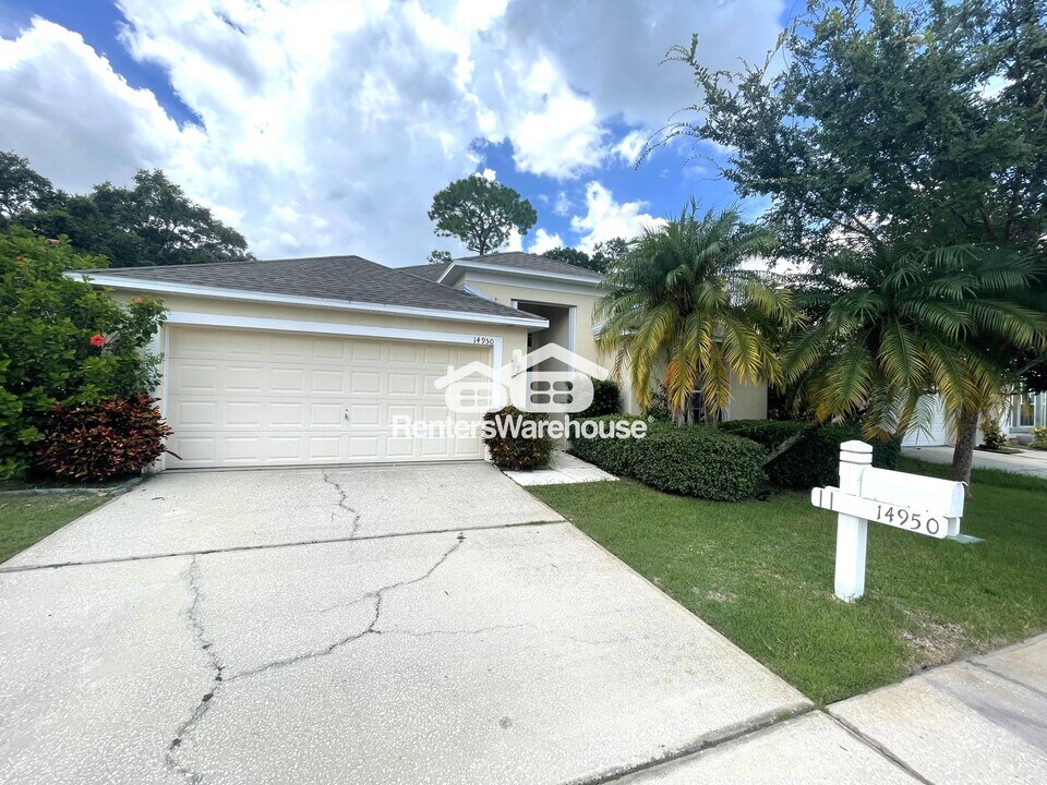 14950 Hidden Oaks Cir in Clearwater, FL - Building Photo