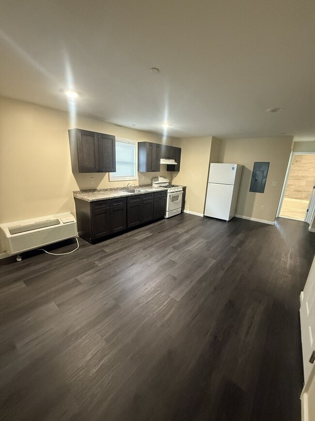 219 Redmond St in New Brunswick, NJ - Building Photo - Building Photo