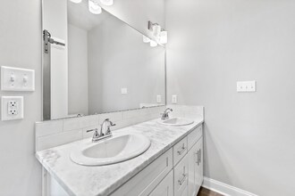 208 Spoonbill Dr in Youngsville, LA - Foto de edificio - Building Photo