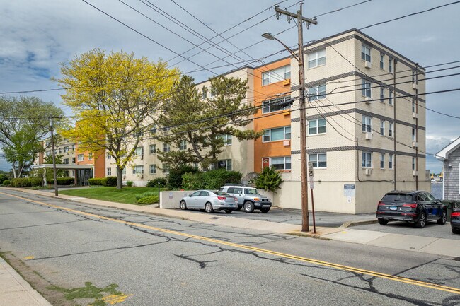 Harbour House Condominiums in New London, CT - Foto de edificio - Primary Photo