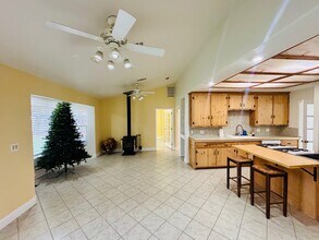 41024 16th St W in Palmdale, CA - Foto de edificio - Building Photo