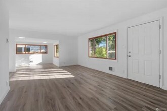 911 E 52nd St in Tacoma, WA - Foto de edificio - Building Photo