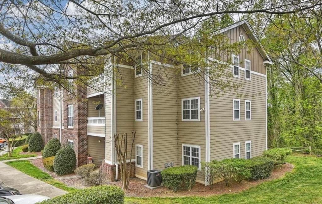 9811 Campus Walk Ln in Charlotte, NC - Foto de edificio