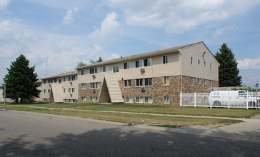 Delta Village Apartments in Lansing, MI - Foto de edificio - Building Photo