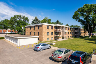 Highcrest Manor Apartments in St. Anthony, MN - Building Photo - Building Photo