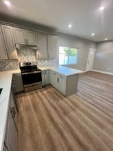 6227 Orion Ave in Van Nuys, CA - Foto de edificio - Building Photo