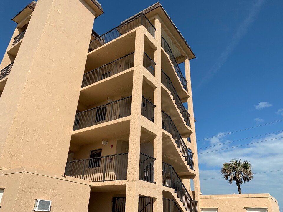 2390 Ocean Shore Blvd in Ormond Beach, FL - Foto de edificio