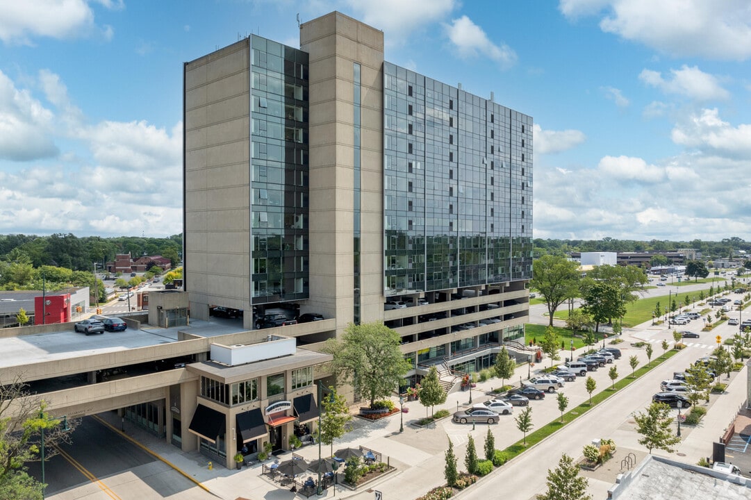 555 S Old Woodward Ave in Birmingham, MI - Building Photo