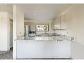 5858 S Riveridge Ln in Portland, OR - Building Photo - Building Photo