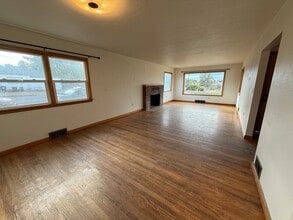 608 NW Canyon Dr in Redmond, OR - Building Photo - Building Photo