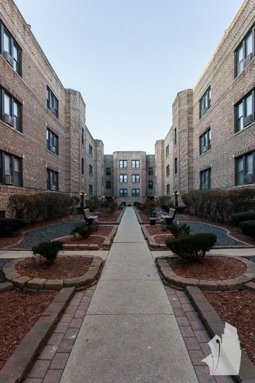 3731 N Pine Grove Ave, Unit 3E in Chicago, IL - Foto de edificio - Building Photo