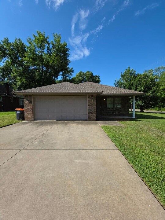 511 W 7th St in Russellville, AR - Building Photo