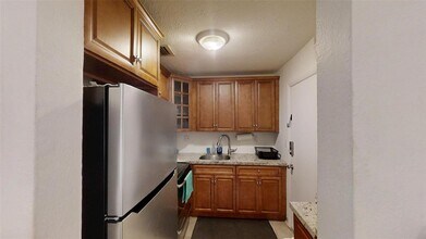 3040 NE 16th Ave, Unit 107 in Oakland Park, FL - Building Photo - Building Photo