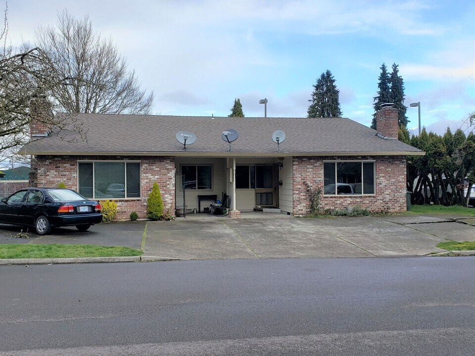 150-152 SE 3rd Ave in Canby, OR - Building Photo