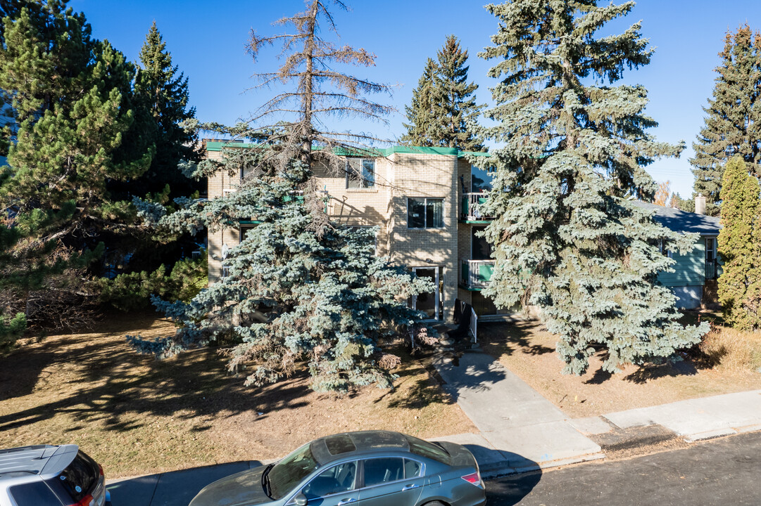 1739 26 St in Calgary, AB - Building Photo