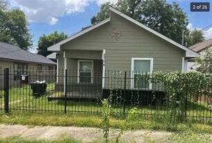 2704 Campbell St in Houston, TX - Building Photo