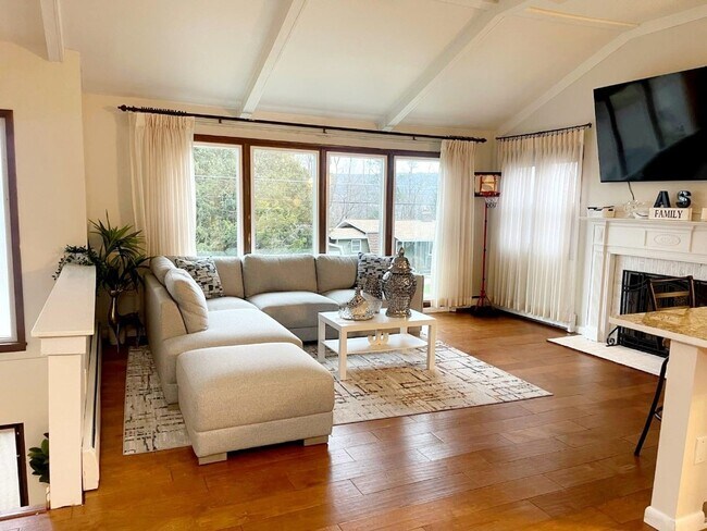 8 Lawson Ct in Binghamton, NY - Building Photo - Building Photo