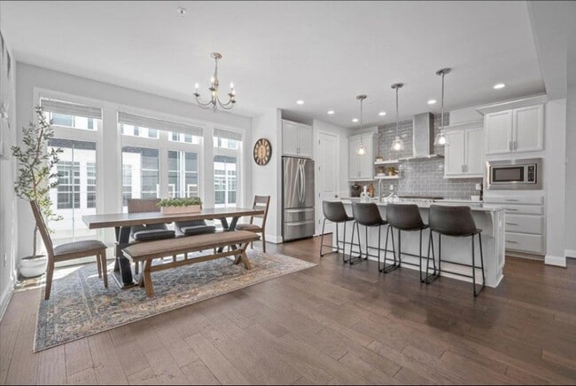 2131 Westcott Ln in Bridgeville, PA - Foto de edificio - Building Photo