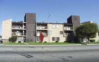 1651 E Imperial Hwy in Los Angeles, CA - Foto de edificio - Building Photo