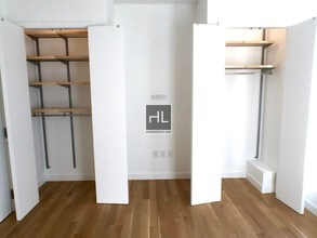 215 W 10th St in New York, NY - Building Photo - Building Photo