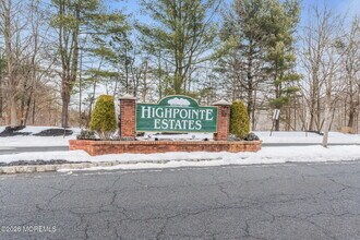 12 High Pointe Way in Matawan, NJ - Foto de edificio - Building Photo