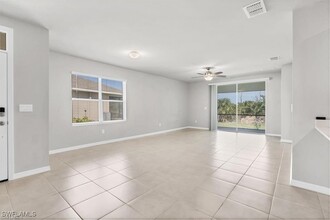 20575 Plumwood Lp in North Fort Myers, FL - Foto de edificio - Building Photo