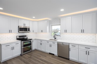 9 Tiptop Ln in Hicksville, NY - Building Photo - Building Photo