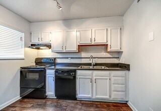 Monarch Apartments in Durham, NC - Foto de edificio - Building Photo