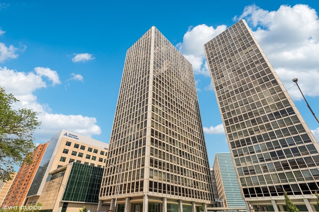 340 W Diversey Pkwy in Chicago, IL - Building Photo