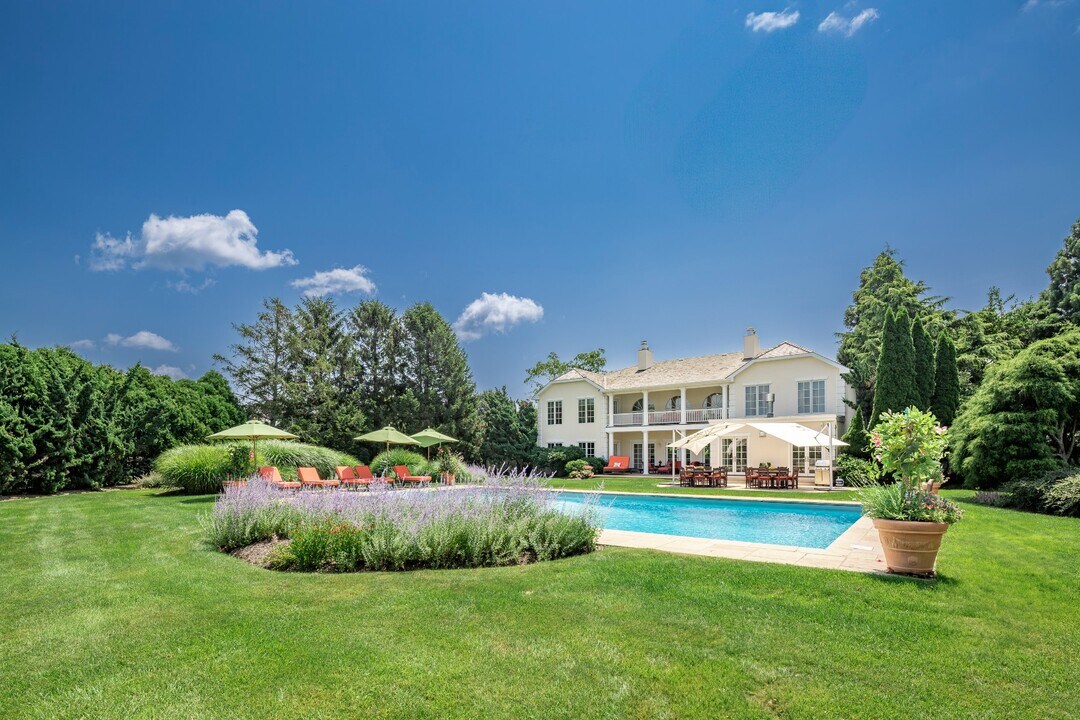 39 Pheasant Close S in Southampton, NY - Building Photo
