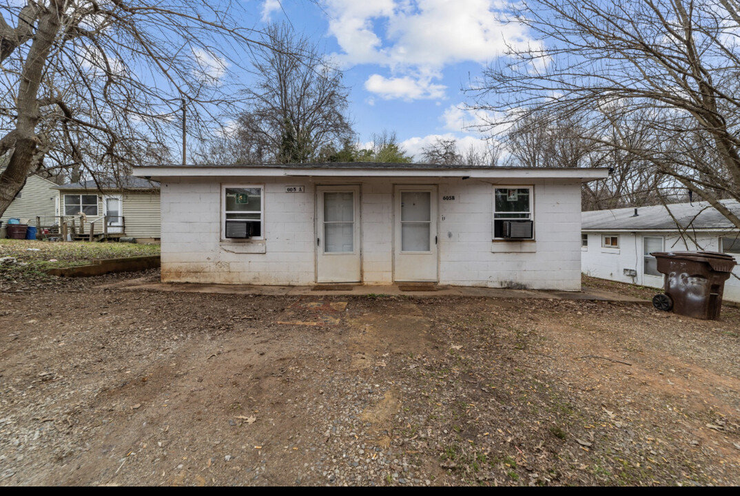 605 Blair Ave, Unit A in High Point, NC - Foto de edificio