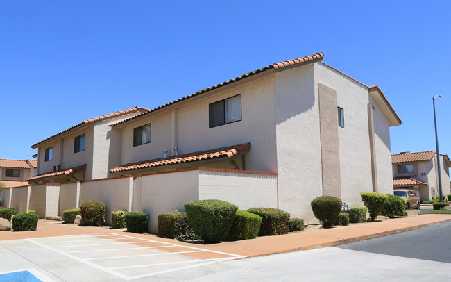 Summerwoods Apartments in Madera, CA - Building Photo - Building Photo