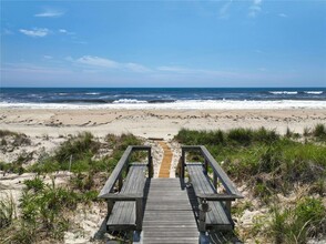 210 Dune Rd in Southampton, NY - Building Photo - Building Photo