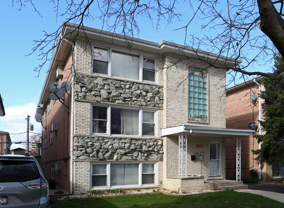 8526 W Catalpa Ave in Chicago, IL - Building Photo