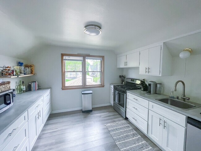 139 S 72nd St, Unit A in Milwaukee, WI - Building Photo - Building Photo
