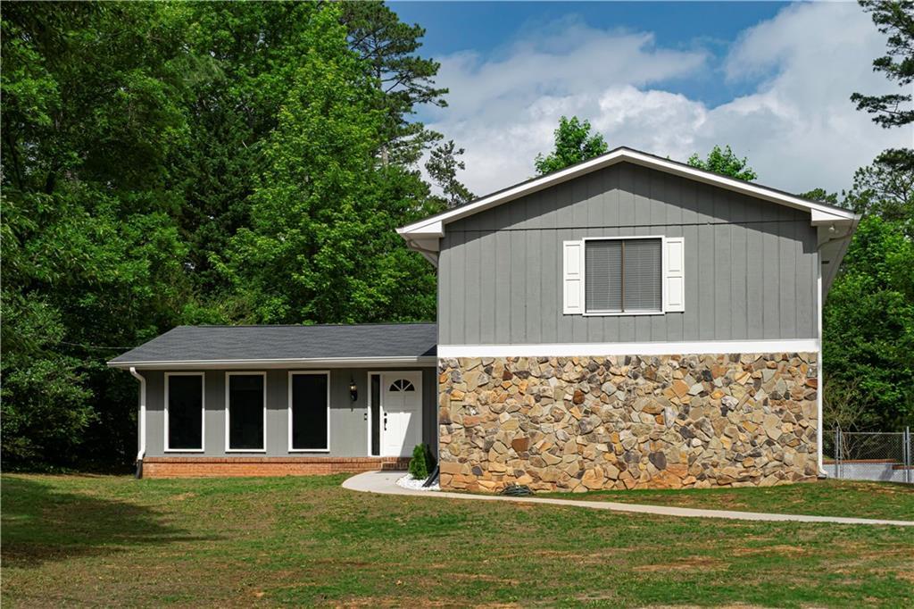 986 Bramwell Ln in Stone Mountain, GA - Building Photo