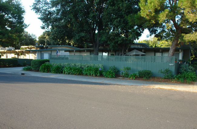 1077 Tanland Dr in Palo Alto, CA - Foto de edificio - Building Photo