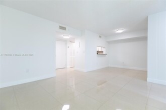 2075 SW 122nd Ave in Miami, FL - Foto de edificio - Building Photo