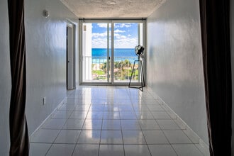 6450 Collins Ave, Unit 703 in Miami, FL - Foto de edificio - Building Photo