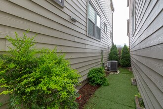 7674 NW Kaiser Rd in Portland, OR - Foto de edificio - Building Photo