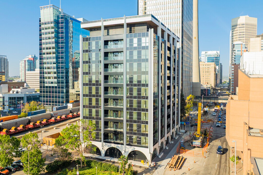 The HAT @ 9th in Calgary, AB - Building Photo